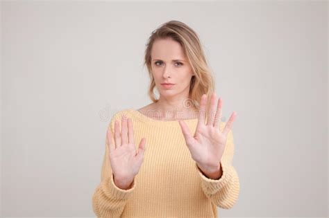 Portrait De Taille De Jeune Femme Blonde Avec L Expression Contrari E Et Triste De Visage Sur