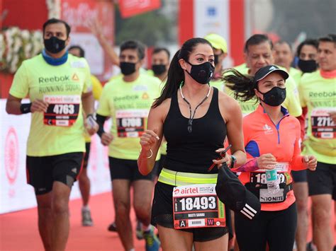 India pollution crisis: Athletes run Dehli half-marathon with face