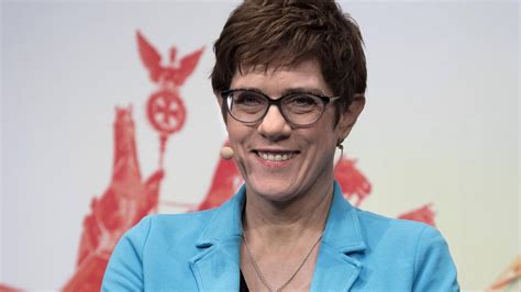 Annegret Kramp Karrenbauer CDU Chefin hört harten Rock vor Debatten