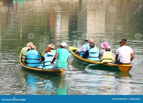 Gruppe Von Touristen Auf Einer Bootsfahrt In Fewa See In Pokhara Nepal