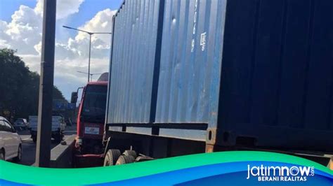 Rem Blong Truk Tronton Seruduk Tiga Kendaraan Di Tol Perak