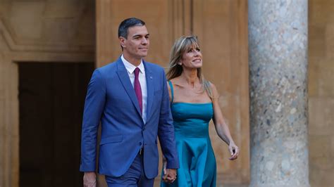 Begoña Gómez Reaparece Triunfante En La Alhambra Con Un Vestido Verde