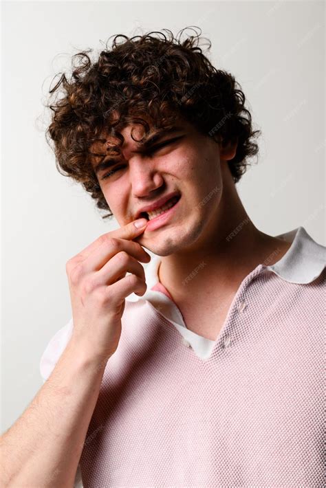 Premium Photo | Cracked tooth hurts from bacterial inflammation Severe