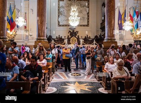 Croyants à l intérieur de la cathédrale basilique de notre Dame du