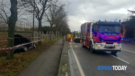 Automobilista Estratto Dalle Lamiere Dai Vigili Del Fuoco