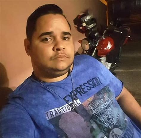 Entregador de comida morre após bater moto em caminhonete durante o