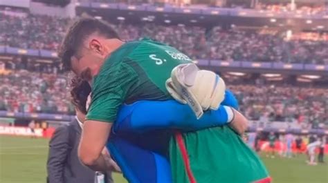 Selección Mexicana La Emotiva Historia Detrás Del Abrazo Entre Ochoa Y Santi Giménez