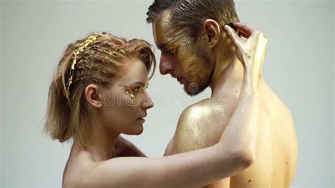 Sensual Pareja De Oro Con Maquillaje Dorado Piel De Arte De Moda