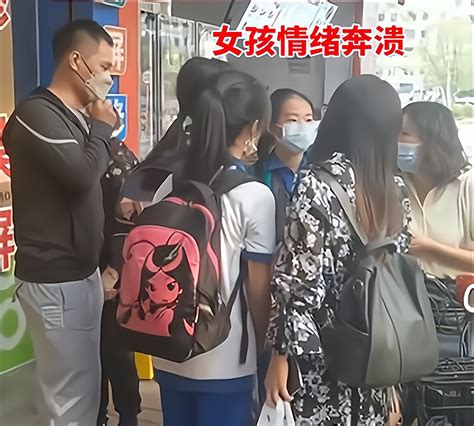 广东：老太太路边捡200元，不偷不抢拒绝归还，女孩崩溃下跪恳求 哔哩哔哩