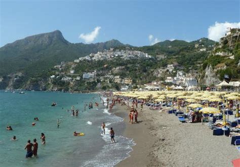 A Vietri sul mare la spiaggia libera non è libera si paga e se sei