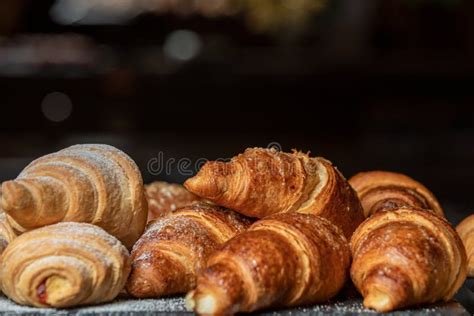 Verse Gebakken Franse Croissants In Een Bakkerij Dicht Stock Foto