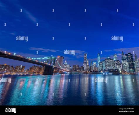 The night view of manhattan and brooklyn bridge Stock Photo - Alamy