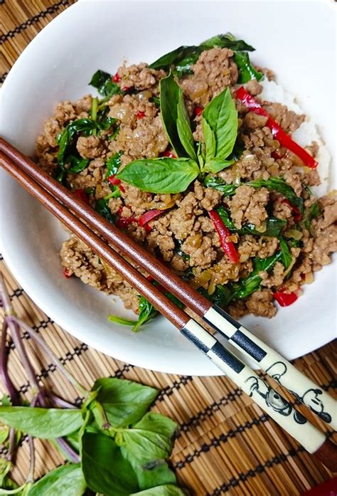 Thai Hackfleisch Mit Basilikum Pad Krapao Knabberkult Yemek