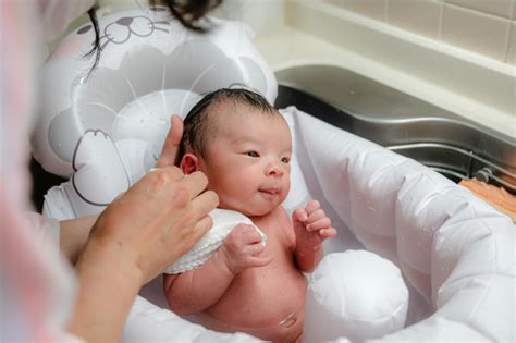 How To Bathe A Newborn Baby Properly