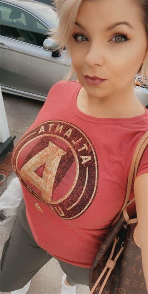 Ξανθιά χυμώδης MiLf μοστράρει κωλάρα και βυζάρες KoUrSaRoS net