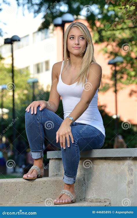 Beau Jeune étudiant De Latina Image stock Image du pose pensée 44685895