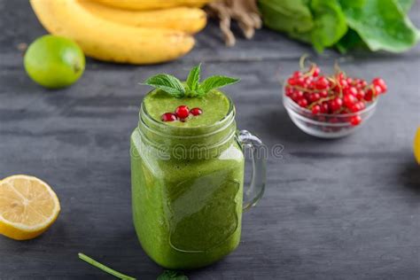 Smoothie Verde Sano De La Espinaca En Una Taza Del Tarro Adornada Con