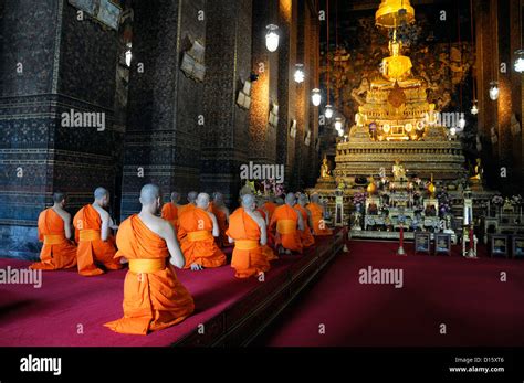 Chanting Monks Hi Res Stock Photography And Images Alamy