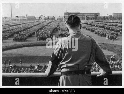 Adolf Hitler Bei Einer Kundgebung In Dortmund Mit Blick Auf Seine