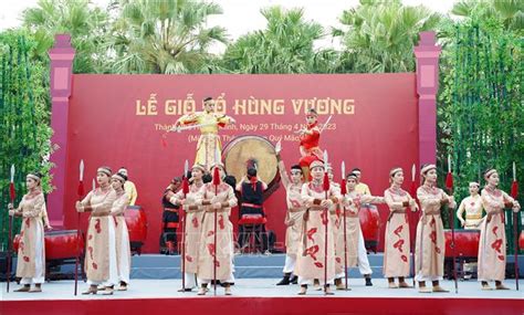 Lãnh đạo TP Hồ Chí Minh và đông đảo người dân dâng hương Giỗ Tổ Hùng ...