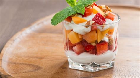 Hazlo Saludable Prepara Un Rico Coctel De Frutas Yogurt Y Cereales