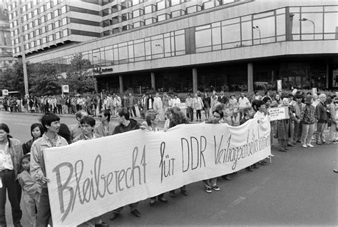 Ddr Bildarchiv Berlin Transparent Losung Bleiberecht F R Ddr