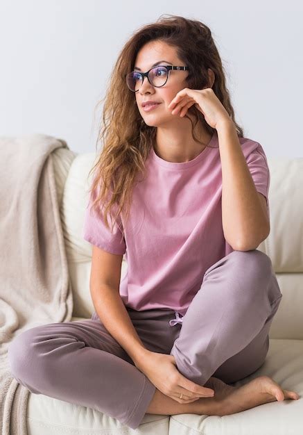 Atractiva Mujer Joven Vestida Con Un Hermoso Pijama De Colores Posando