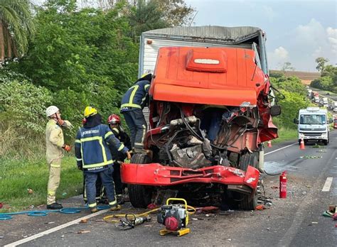 Acidente Entre Dois Caminh Es Deixa Uma Pessoa Morta Em Marialva