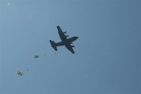 O ÚLTIMO LANÇAMENTO DE PARAQUEDISTAS A BORDO DA AERONAVE HÉRCULES C 130