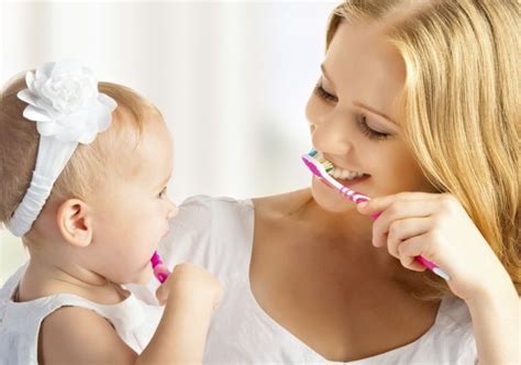 Como ensinar uma criança a escovar os dentes Dicas Sobre Saude