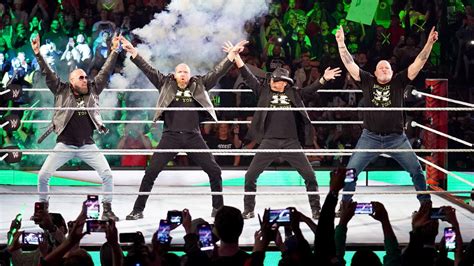 Wwe Raw Results Season Premiere Dx Reunion Reigns Appears