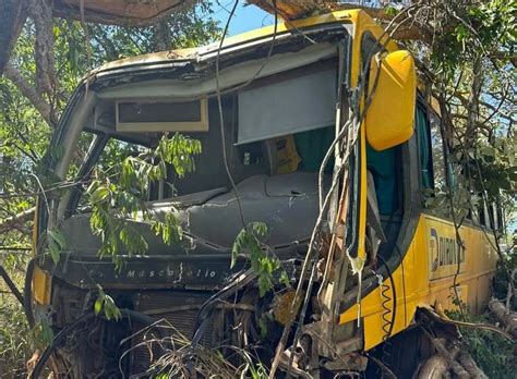 Trag Dia Na Mg Acidente Entre Carro E Nibus Que Transportava