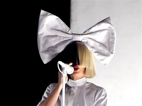 Sia Shares Nude Photo To Undermine Paparazzi Spin