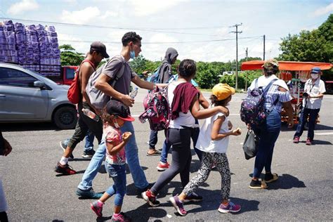 México Disuelve Caravana De Migrantes Al Otorgar Miles De Permisos