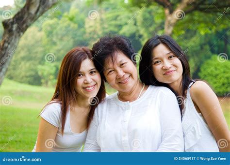 Madre E Hijas Imagen De Archivo Imagen De Familia Mujer