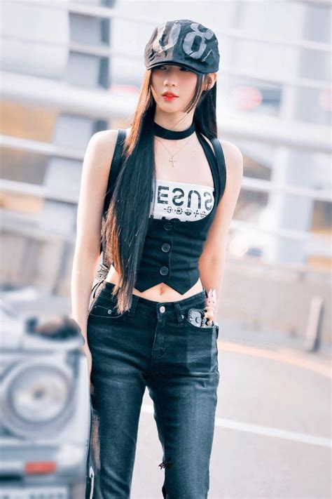 Korean Netizens Praise Babymonster S Asa For Her Stunning Y K Fashion