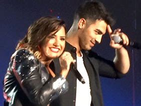 Demi Lovato recebe Joe Jonas no palco da nova turnê