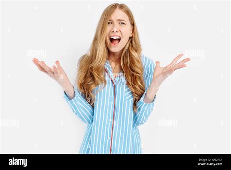 Beautiful Blonde Girl Scream Banque De Photographies Et Dimages Haute R Solution Alamy