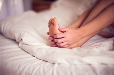 Tak Perlu Panik Ini Cara Mengatasi Kaki Kesemutan Dan Kram Saat Tidur