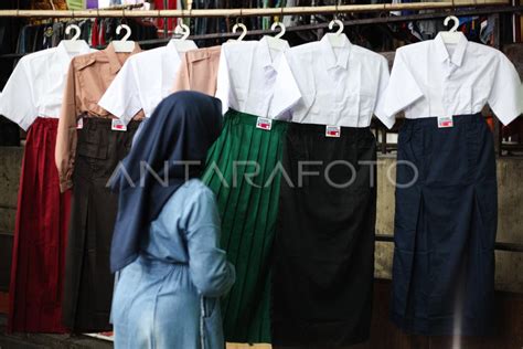 Penjualan Seragam Sekolah Jelang Tahun Ajaran Baru Antara Foto