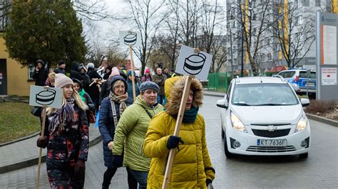 Protest pielęgniarek i położnych w Tarnowie ZDJĘCIA