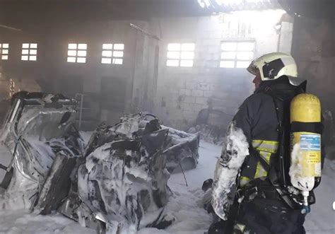 Extinguido el incendio en un taller mecánico en Ribera de Arriba El