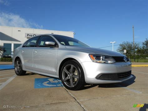 Reflex Silver Metallic Volkswagen Jetta Se Sedan Photo