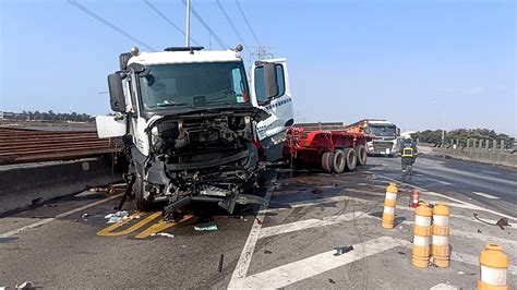 台61線西濱快聯結車車自撞 車身有如折甘蔗鋼材掉滿地駕駛受傷