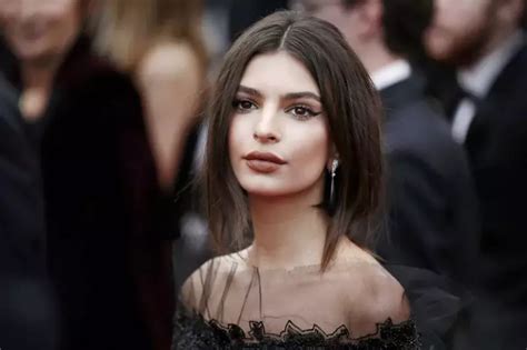 Emily Ratajkowski Stup Faite Dans Son Bikini Rouge Sur La Plage Au Coucher Du Soleil