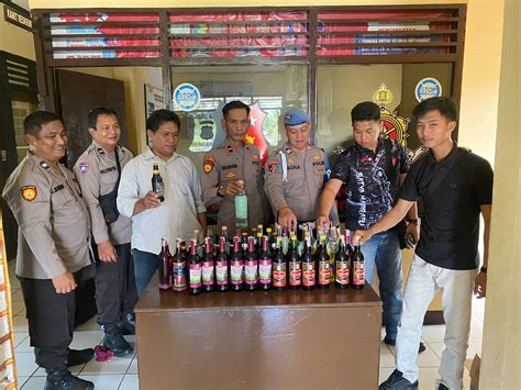 Puluhan Botol Miras Berbagai Merek Diamankan Polisi Dari Warung Warung Ini