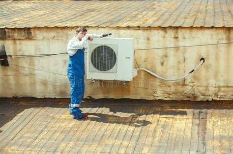 T Cnico De La HVAC Que Trabaja En Una Pieza Del Condensador Para La