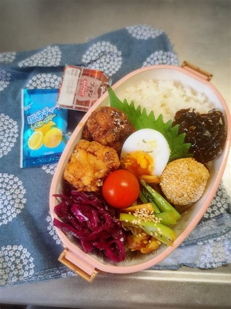 「お弁当記録」 今日のお弁当😋🍴🍱 鶏の唐揚げ ゆで卵 ゴマ団子冷食 小松菜と竹輪の甘辛炒め 赤キャベツのマリネ ミニトマト 昆布の佃煮