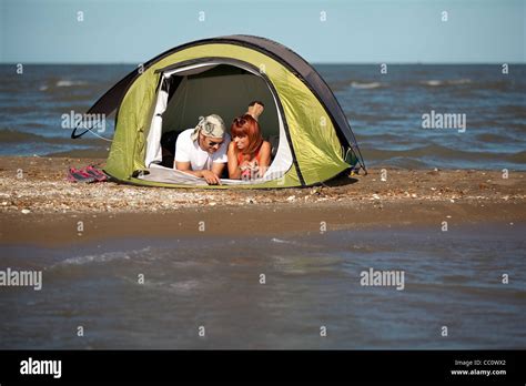 Junge frau im bikini wandern Fotos und Bildmaterial in hoher Auflösung Alamy