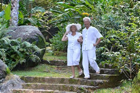 Retrato De Una Hermosa Pareja De Ancianos Felices Caminando Al Aire